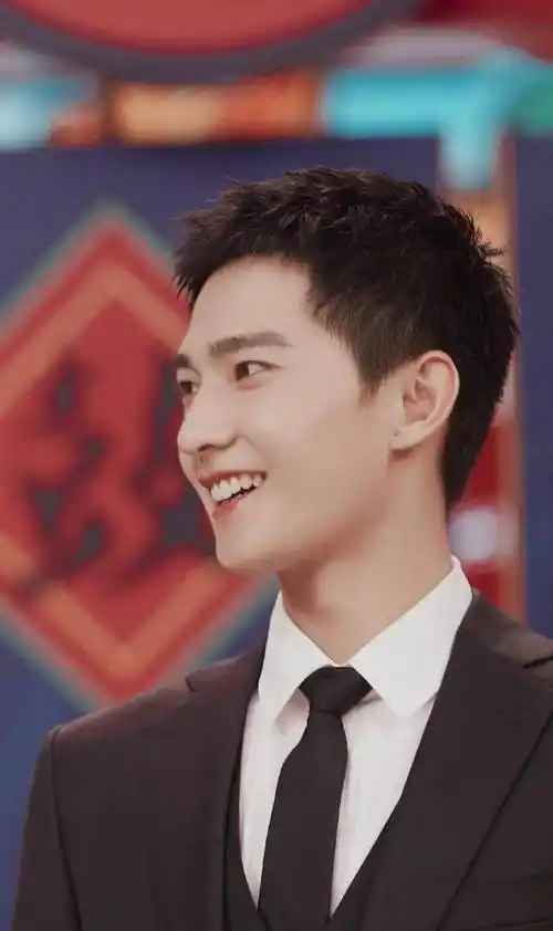 杨洋首次寸头上综艺,土味情话满溢甜蜜,寸头造型更加帅气