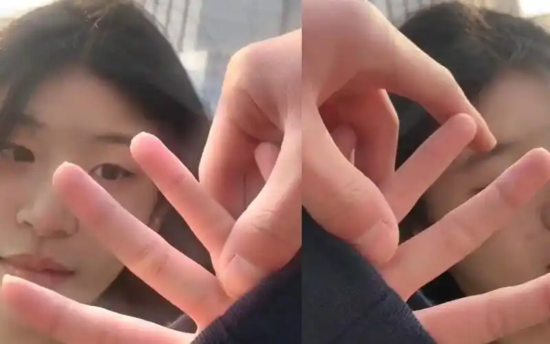 男子假装给女友拍照让其摆好姿势,下秒女友眼睛瞪大不可置信