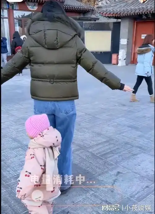 李亚鹏一家三口什刹海散步嘟起嘴巴亲女儿皮肤松弛像老人