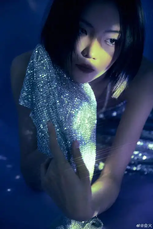 张婉清金属银浪漫波光裙##elle风尚大典