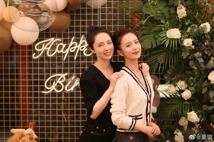 网友看到晒出的照片,纷纷问道:哪个是董璇?哪个是佟丽娅?