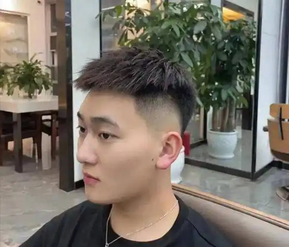 男生的"尖头前发型"看起来非常好,试试这3款造型,秀出你的时尚阳刚