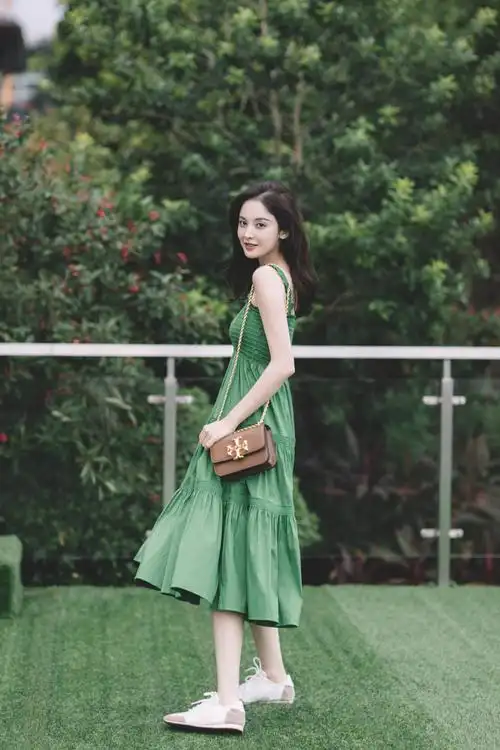 古力娜扎身材太好了,浅棕色长款羊绒大衣,难挡她凹凸有致的身形