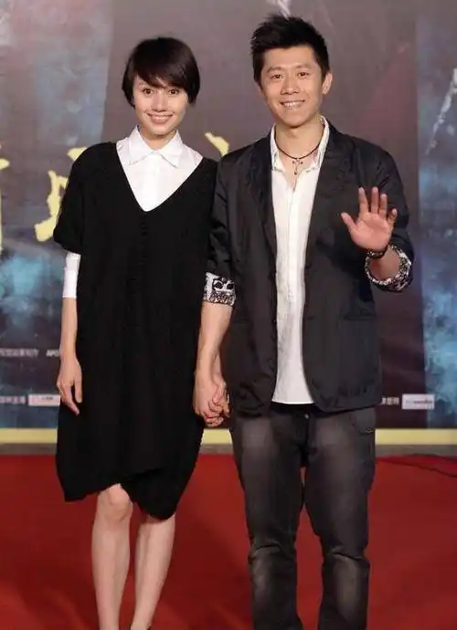 袁泉和老公牵手亮相,嫌裙子领口低特地穿件白衬衫,却意外惊艳_感觉