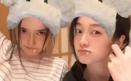 张雪迎,蒋依依一起合拍手势舞来辣!这是哪个小可爱?