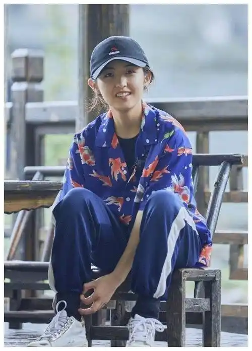 张子枫穿"奶奶花衬衫"本以为很土,搭校服裤后却很潮,年轻真好