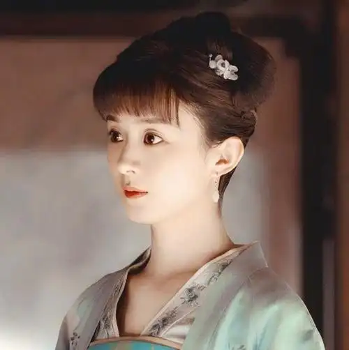 公布离婚消息之前,偶尔有零星消息指出,赵丽颖和冯绍峰感情生变,已经