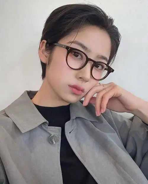 短发女生的日常穿搭,甜酷的风格满满的高级感,秒变冷冽美人