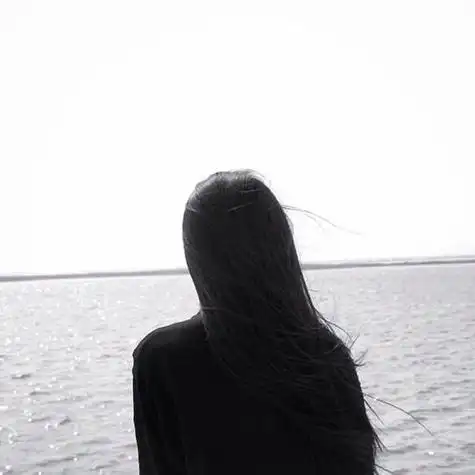 女生头像唯美意境背影黑白