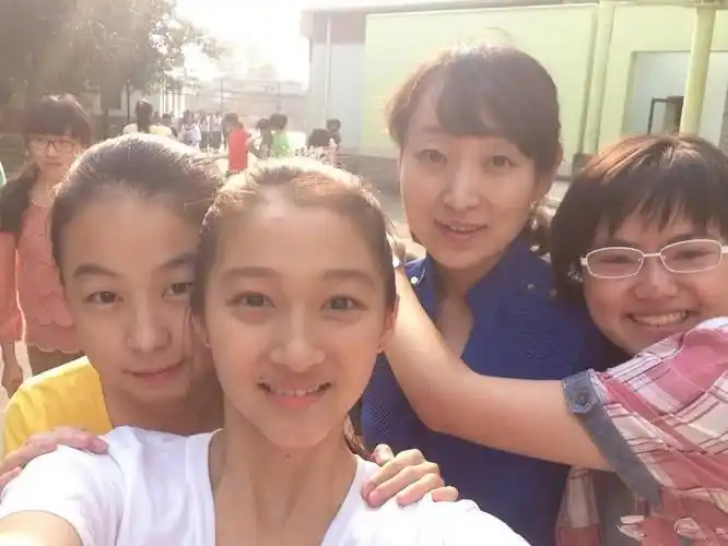 而从合影照的站位中也不难看出,关晓彤跟同学的关系都相当不错,每张