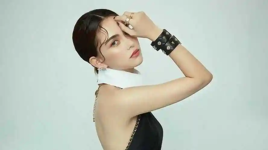 昆凌最新杂志大片野生眉狂野性感一片式连衣裙秀美背雪肌