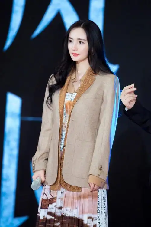 杨幂有多会穿看她配的西装百褶裙就知道了温柔又显气质