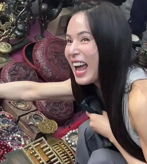 李若彤的"冻龄神话":素颜现身机场,57岁依然华丽!_网友_自律_青春