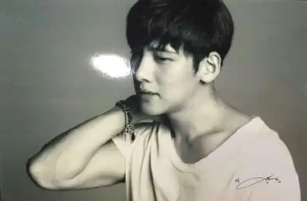 能不能帮我找一张池昌旭的原图