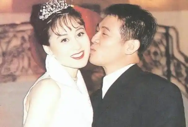 60岁李连杰满脸皱纹,老年斑清晰可见,与62岁刘德华像两代人