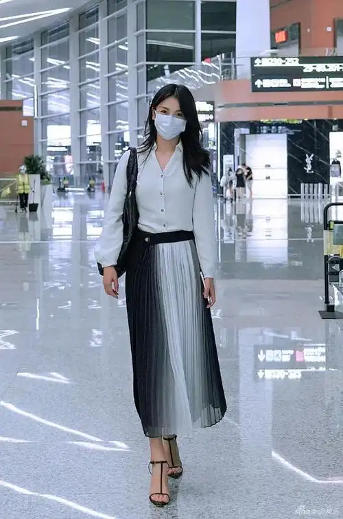 刘涛现身机场百褶裙造型女神范十足