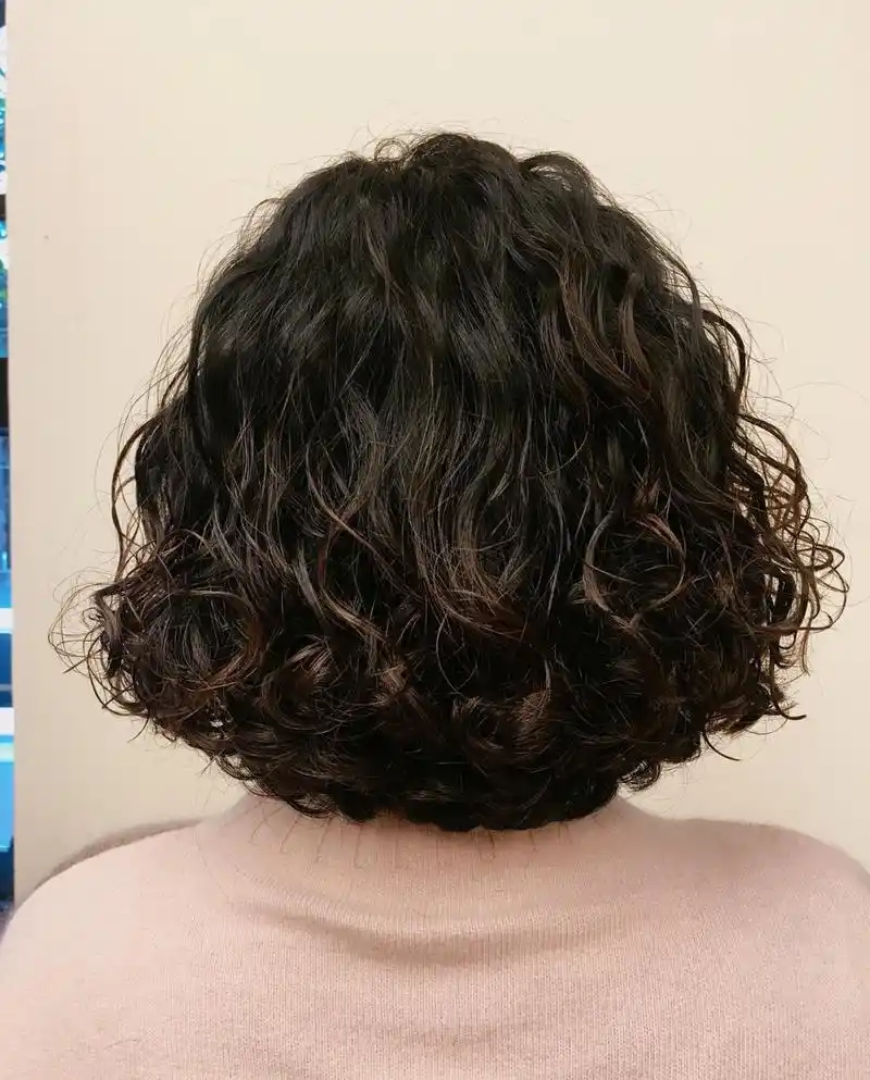 女人过了45发型这样剪,洋气利落显年轻,温婉时尚有气质