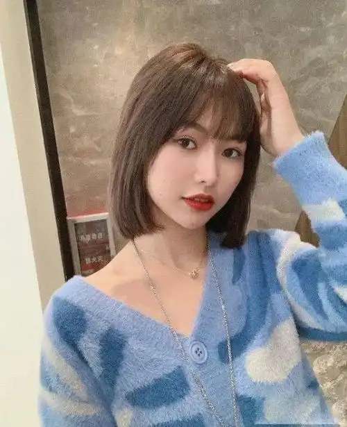 很有学生感,黑色的短直发发型,尽显女生迷人气质.