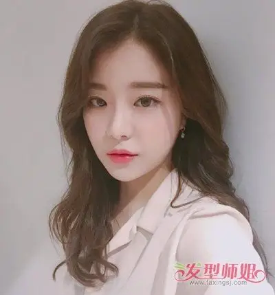 不到30岁的长发女生秋天流行烫发(2)_发型师姐