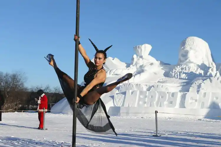 漠河第五届极寒钢管舞挑战赛