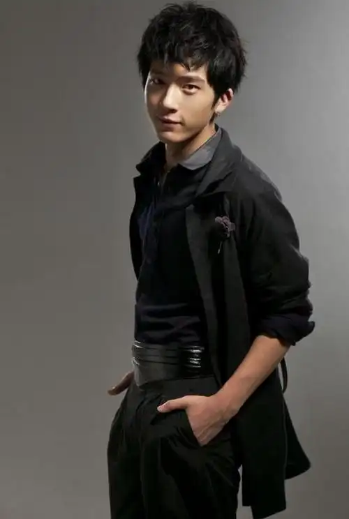 井柏然出生28天被弃60岁奶奶捡废品将他养大爆红后父母来认亲