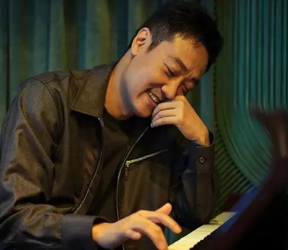 年轻的时候,辛柏青也是满腔热血,对自己的职业和人生都有一种浪漫的