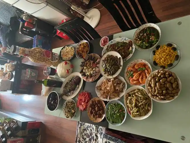 今天家宴每家都带来了自制的食品,真是丰富多彩,不仅做的精致,还加上