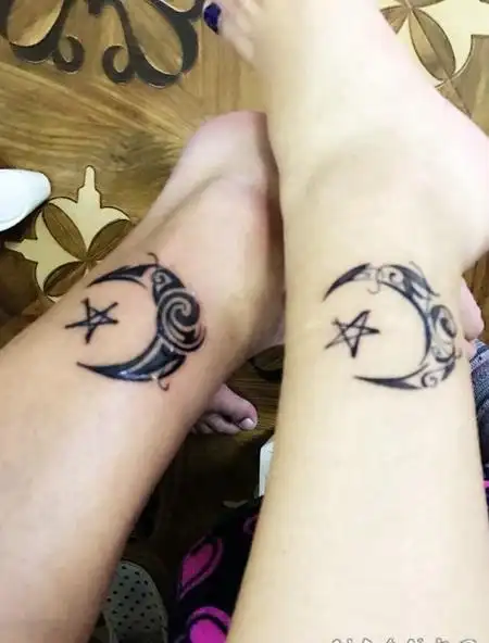情侣腿部月亮与星星结合的纹身图案