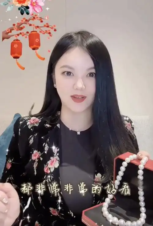 48岁李湘近照曝光,上围极度丰满,晒各种奢侈饰品,大串