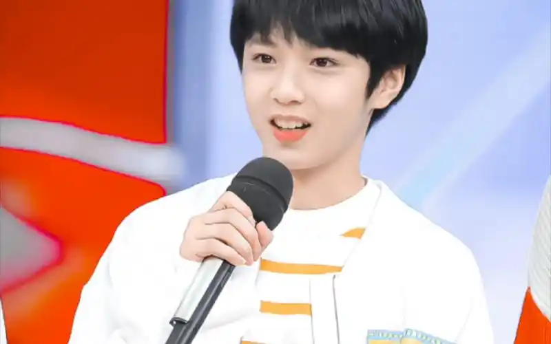 想在舞台上闪闪发光的小学生刘耀文