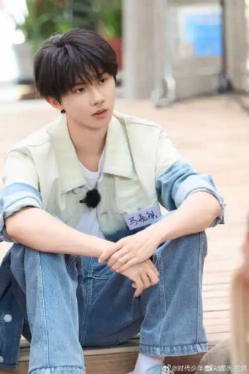 马嘉祺灿烂的花园写真##马嘉祺咬唇镜头