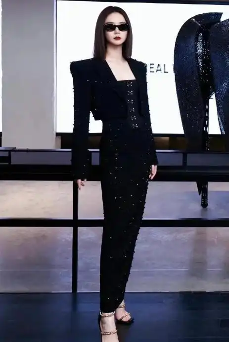 戚薇又现霸气穿搭!黑色西装尽显霸气,光靠美腿就能成c位