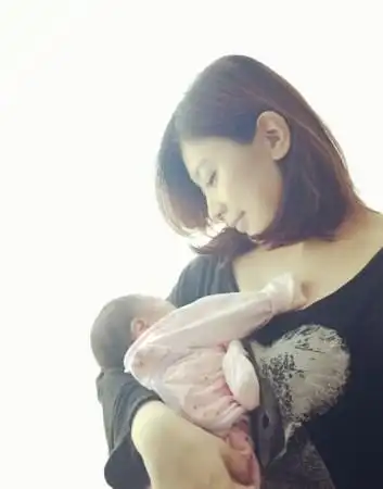 产后贾静雯身材迅速恢复 奶水不够担心女儿健康