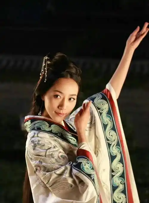 显然是更合适的如果扮演懵懂可爱的角色气质清纯其实韩雪五官端正光论