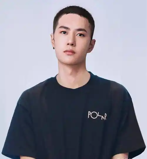 王一博新造型曝光为新剧剃头却略显油腻出席活动只能戴假发