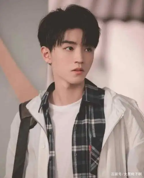 王俊凯:发型由幼稚到成熟