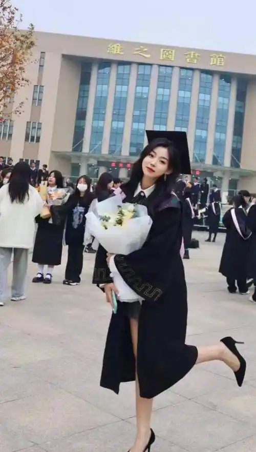 女生身穿黑色学士服,脚踩尖头高跟鞋,毕业后迎来人生巅峰_青春_什么