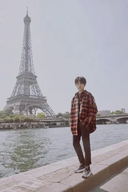 易烊千玺 #tfboys 法国巴黎街拍 高清