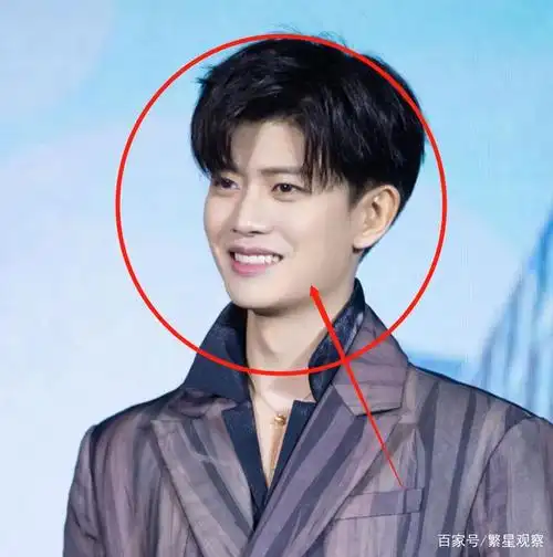 任嘉伦活动生图曝光,没了站姐十级精修,31岁的皮肤状态我看愣了