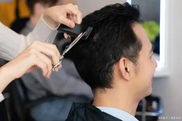 是专门从事美容美发服务行业的职业人员,其主要职责是为顾客提供理发