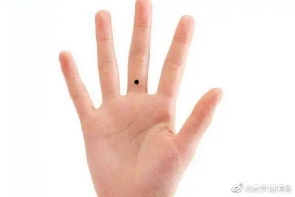 手指长痣的寓意以下4个位置长痣的人注定富贵双全