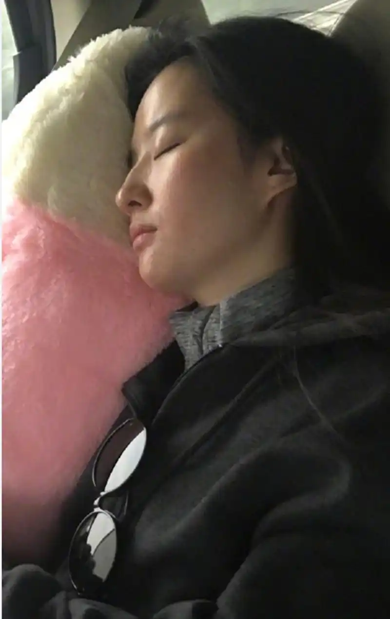 刘亦菲晒出未修图素颜照,网友评论:这么真实大方晒素颜,棒棒哒