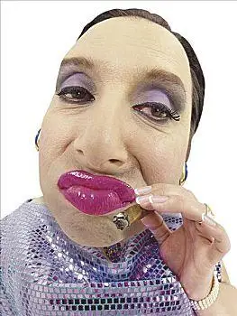 服装男扮女装,吻,女人嫌犯照片,男人,服装,羽巾男人,蓝色,假发,化妆