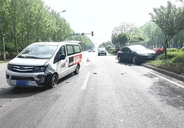 第四十九条:"……机动车在没有禁止掉头或者没有禁止左转弯标志,标线