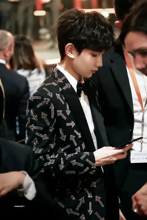 王源2024龙行绛气