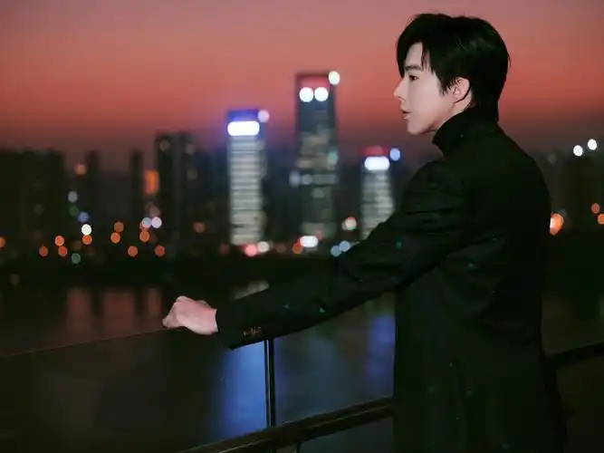 刘宇宁新造型太可了,酷黑西装上点缀银河风蓝色花纹,精巧大气