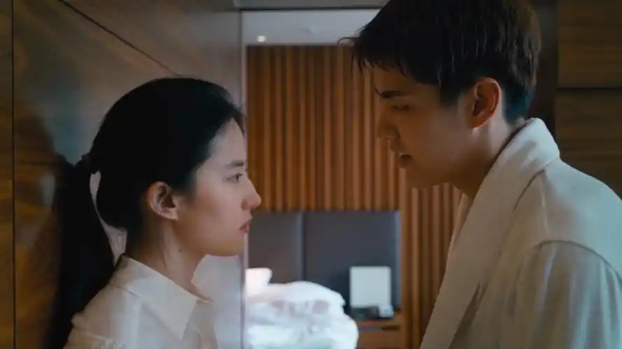 吴亦凡强势壁咚刘亦菲但惨被拒绝