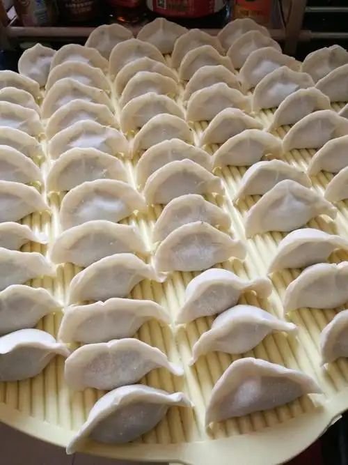 张麻麻爱厨房做的荠菜鲜肉水饺