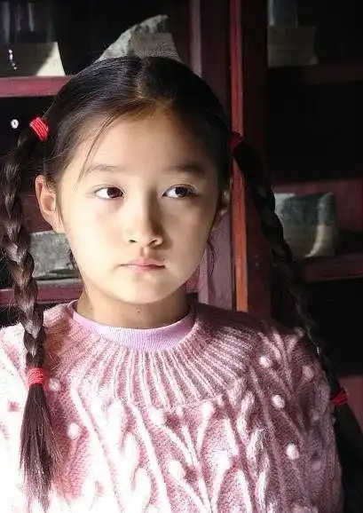 国民闺女关晓彤童年照阳光伶俐可爱爆表美得就像个洋娃娃