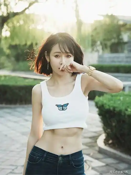 帅气的一刀切短发会显得人干净又利落,长发的于明加固然很温婉动人